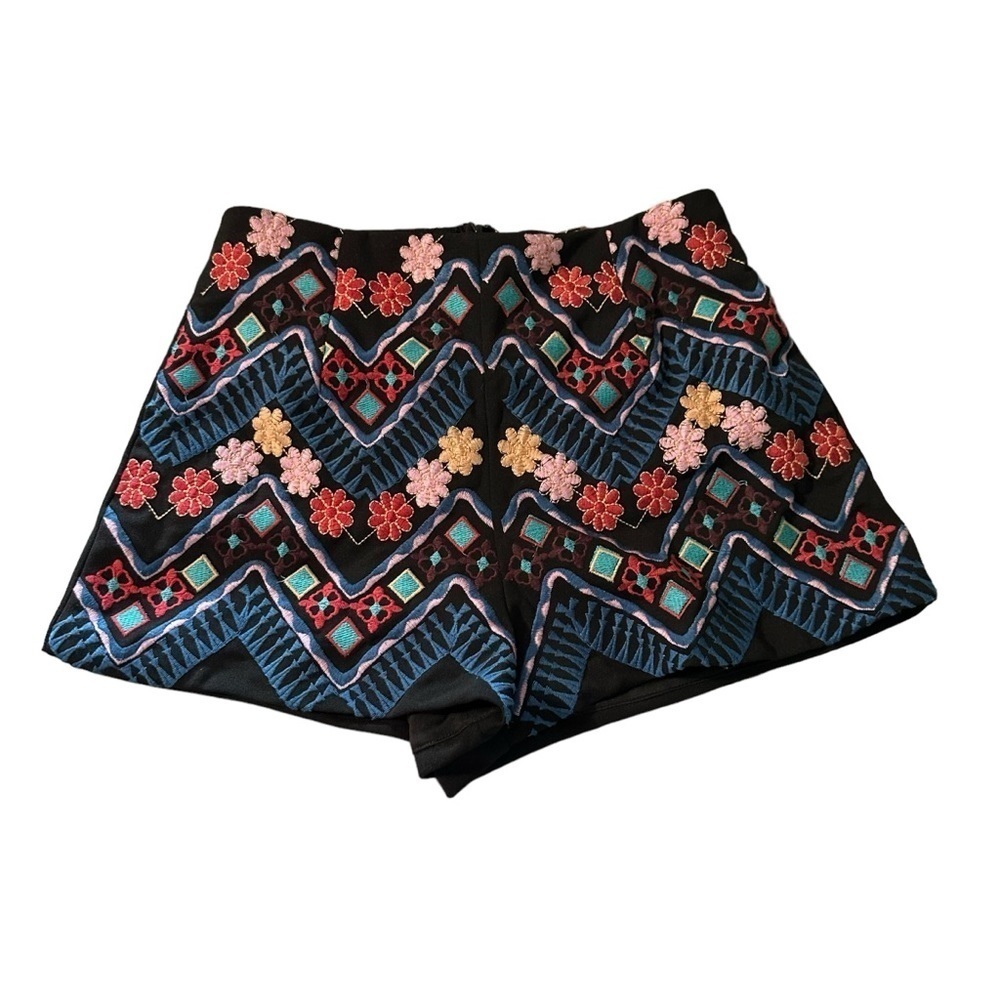 Luxxel Embroidered shorts women's size small